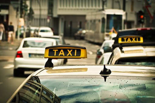 Taksówka na lotnisko i w drugą stronę – odpowiedni sposób na szybkie dotarcie na miejsce