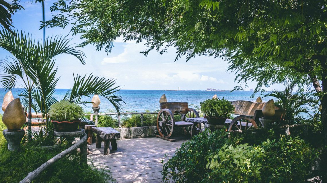 Jakie meble ogrodowe wybrać do ogródka przy plaży?