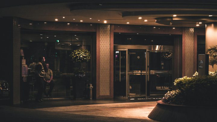 Drewniane meble do ogrodu – jak je pielęgnować?