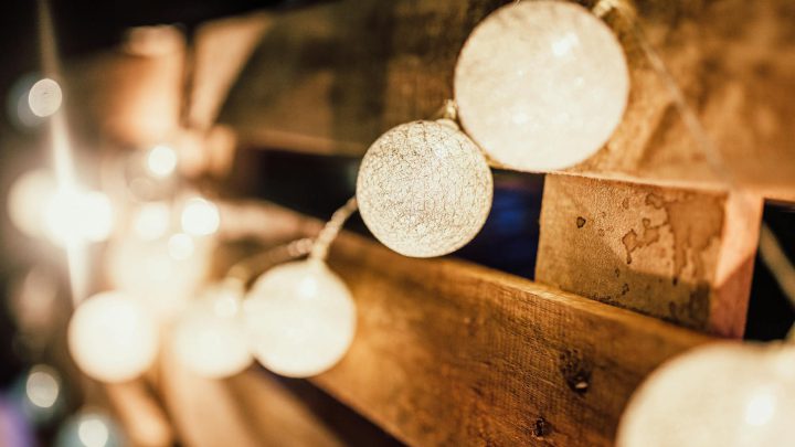 Girlandy świetlne – magia w ogrodzie wieczorem